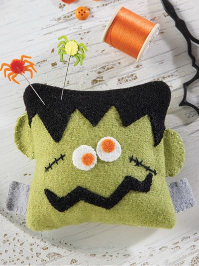 Search Results - Page 3 Felt Pin Cushion, Fall Felt Crafts, Halloween Felt Crafts, Felt Monster, Halloween Sewing, Pin Cushions Patterns, Adornos Halloween, Monster Face, Felt Halloween