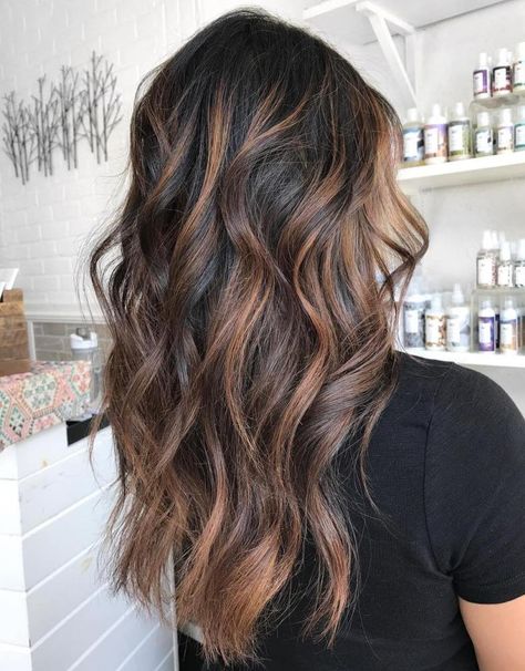 50 Dark Brown Hair with Highlights Ideas for 2020 - Hair Adviser Chocolate Brown Hair With Caramel Lights, Chocolate Brown Hair With Caramel Highlights, Chocolate Caramel Balayage, Dark Brown Hair With Highlights, Cool Brown Hair, Coffee Brown Hair, Nails Tattoo, Dimensional Brunette, Cinnamon Hair