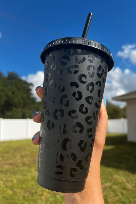 Black Cold Cup Design Ideas, Plastic Tumblers With Vinyl Ideas, Customized Cups, Starbucks Cup Art, Trendy Water Bottles, Leopard Tumbler, Personalized Starbucks Cup, Cute Water Bottles, Custom Tumbler Cups