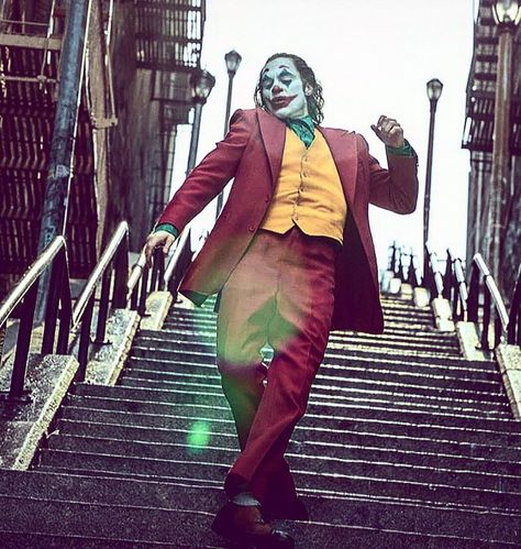 Joker Fleck on Instagram: “Jokerrrrr🥰 Keep on dancing🔥 。 。 。 。 。 。 。 。 。 。 。 。 。 。 。 。 。 。 。 。 。 。 #arthurfleck #Joker #jokerfleck #joaquinphoenix #hardlife #gotham…” Joker Photoshoot, The Joker 2019, Wall Draw, New Joker Movie, Joker Icon, Joaquin Phoenix Joker, New Joker, Joker Photos, Joker Joaquin