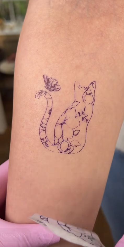 Cat Memorial Tattoo, Best Feminine Tattoos, Pulse Tattoo, Sticker Sleeve, Cat Tattoo Ideas, Tribute Tattoos, Animal Tattoo Ideas, Tasteful Tattoos, Cat Tattoo Designs