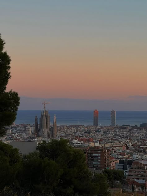 Barcelona City Aesthetic, Barcelona Sunrise, Barcelona Vibes, Barcelona Photography, Barcelona Aesthetic, Gap Year Travel, Sunrise Yoga, Barcelona Architecture, Spain Aesthetic