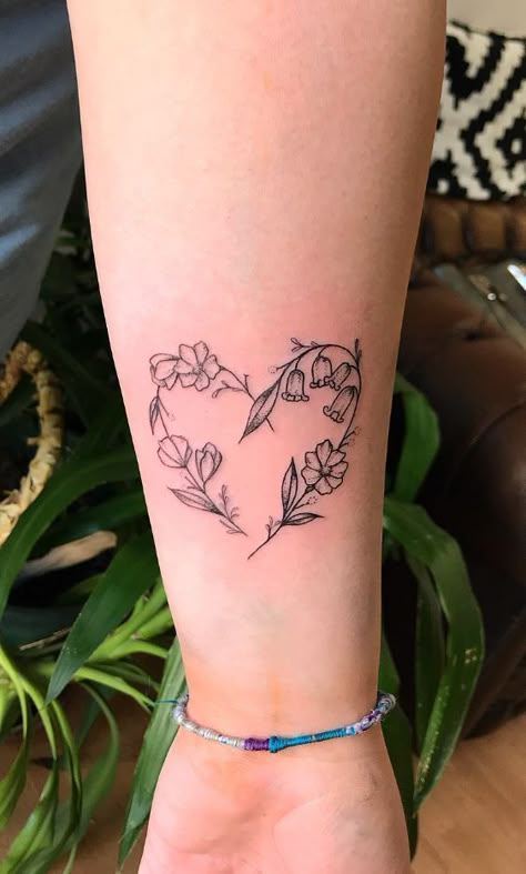 Heart Shaped Flowers Tattoo - TattManiaTattMania Veni Vidi Amavi Tattoo, Amavi Tattoo, Flower Heart Tattoo, Family Heart Tattoos, Heart Flower Tattoo, Black Flowers Tattoo, Men Flower Tattoo, Cute Tattoos With Meaning, Wreath Tattoo