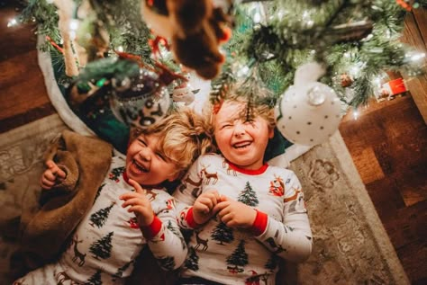 Sibling Christmas Pictures, Christmas Photoshoot Kids, Diy Christmas Photoshoot, Christmas Pictures Kids, Best Portrait Photographers, Christmas Family Photoshoot, Christmas Card Pictures, Baby Christmas Photos, Xmas Pictures