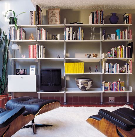 Vitsoe shelves and #eames #eameschairs Living Room Wall Units, Interior Design Videos, Bookshelves In Living Room, Bookcase Design, Dieter Rams, Bookshelf Design, Wall Bookshelves, Modular Shelving, Living Room Shelves