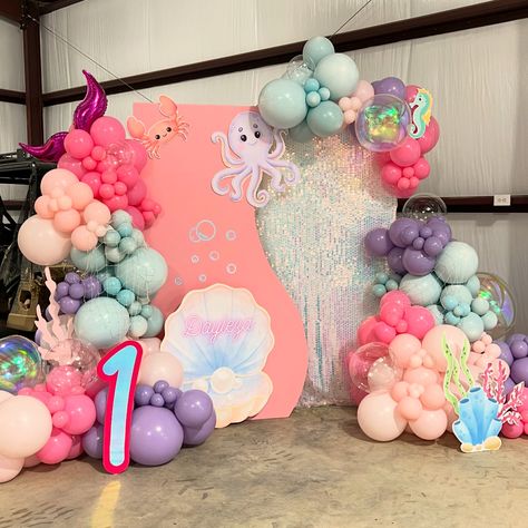 Dayleza 1st Birthday!🐚🪸 Celebrating under the sea with a magical decoration ✨🧜‍♀️ Book your next decoration at: www.wanballoons.com #undertheseaparty #balloongarland #bryanballoons #collegestation #houstonballoondecorations #1stbirthday #mermaidpartyideas #collegestationballoons #balloonartist Under The Sea Party, College Station, Mermaid Party, Balloon Garland, Balloon Decorations, 3rd Birthday, Under The Sea, 1st Birthday, The Sea