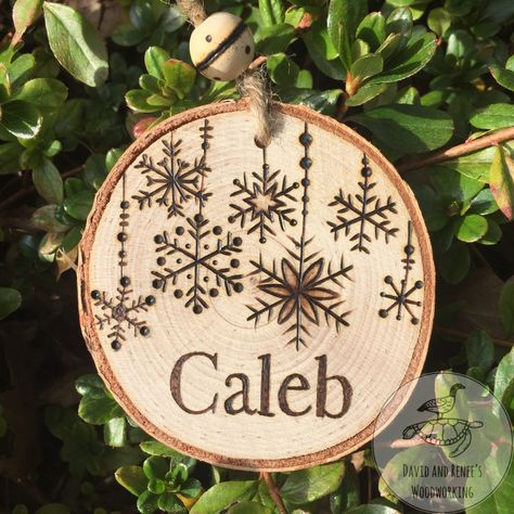 Wood Burnt Christmas Decorations, Woodburning Ornaments Tree Slices, Woodburning Ideas Christmas, Wood Burned Ornaments Tree Slices, Wood Burning Christmas Ornaments Free Printables, Wood Burning Ornament Ideas, Christmas Pyrography Ideas, Woodburned Christmas Ornament, Wood Burning Ideas Christmas