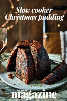 Cook your Christmas pudding in a slow cooker for zero faff and lots of flavour. This delicious recipe features sweet red fruits and a splash of amaretto English Christmas Pudding, Traditional Christmas Pudding Recipe, Amaretto Recipe, Slow Cooker Christmas, Xmas Pudding, Christmas Pudding Recipes, Plum Pudding, Dessert Aux Fruits, Xmas Food