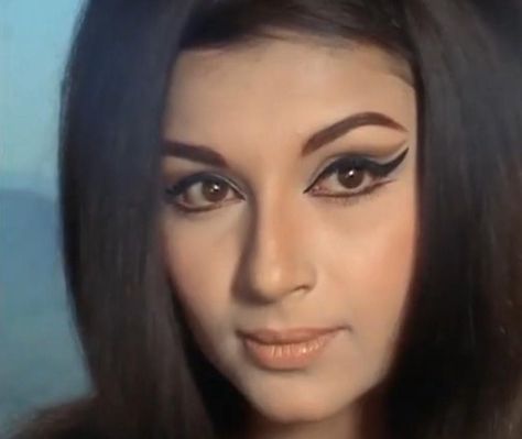 Sharmila Tagore 60s Bollywood Fashion, Retro Bollywood Fashion, Puff Hairstyle, Bollywood Makeup, Sharmila Tagore, 70s Makeup, Hair Puff, Celebrity Makeup Looks, Retro Makeup