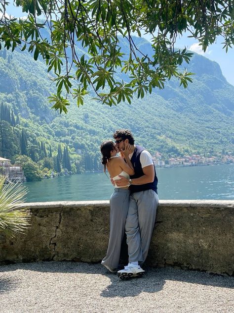 Couple Europe Aesthetic, Couples Outfits Summer, Lake Como Picture Ideas, Couple Fotos Ideas, Lake Como Couple, Lake Como Photo Ideas, Couple In Italy, Honeymoon Italy, Honeymoon Aesthetic