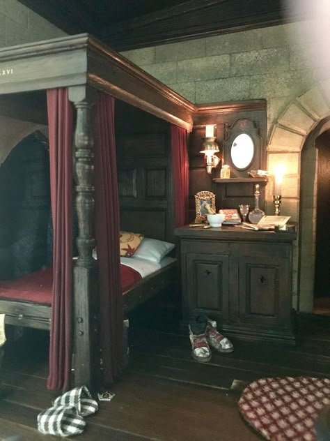 Gryffindor Dorm Room, Gryffindor Room, Gryffindor Dorm, Hogwarts Dorm, Marauders Shifting, Harry Potter Visuals, Hogwarts Room, Harry Potter Script, Hogwarts Visuals