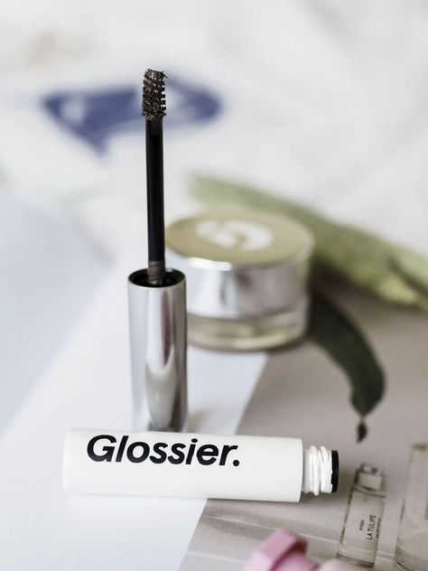 Eye Brows Tutorials, Glossier Review, Creamy Makeup, Minimalistic Makeup, Best Eyebrows, Glossier Stretch Concealer, Skin Care For Sensitive Skin, Fuller Eyebrows, Bronze Makeup Look