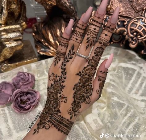 Henna Designs For Right Hand, Henna On Both Hands, Henna Designs Wedding Guest, Henna Designs Hand Beautiful, Hanna Design, Flower Henna Designs, Eid 2024, Indian Henna Designs, Henna Designs Back