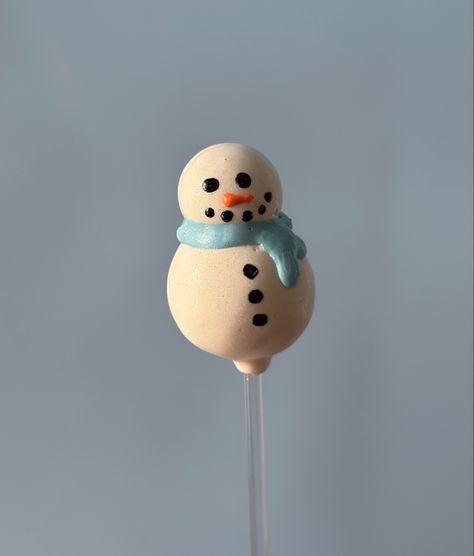 #snowman #cakepops Olaf Cake Pops, Snow Man Cake Pops, Snowman Cakepops, Cake Pop Display Ideas, Winter Cake Pops, Christmas Cakepops, Snowman Cake Pops, Starbucks Cake Pops, Olaf Cake