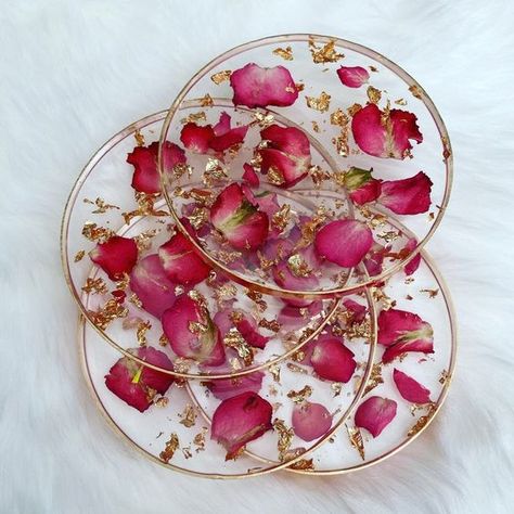 Diy Resin Flowers, Acrylic Monogram, Pressed Flower Crafts, Resin Crafts Tutorial, Resin Uses, Dried Rose Petals, Resin Design, Handmade Coasters, Resin Coasters