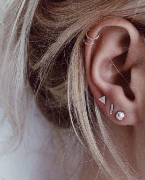 Attached Lobe Piercing, Ears Pierced Aesthetic, Ear Piercing Ideas Simple Classy, Top Ear Piercing Ideas, Cartledge Piercing Ideas, Unique Ear Piercings Classy, Minimalist Ear Piercings Ideas, Ear Piercing Ideas Aesthetic, Trendy Ear Piercings