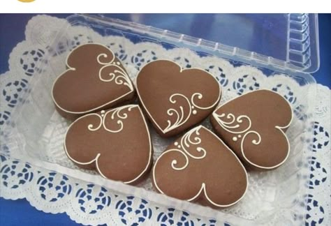 Gingerbread Cookies Heart, Gingerbread Heart Cookies, Gingerbread Heart Decoration, Heart Gingerbread, Jul Kaka, Gingerbread Heart, Christmas Gingerbread Cookies, Sugar Cookie Designs, Pretty Cookies