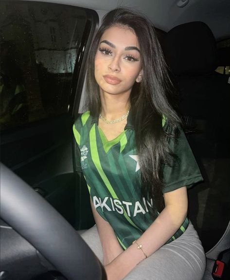 #pakistan#pakistani#pakistanigirls#pakistaniwomen#pakistanigirl#pakistaniwoman#pakistanibeauty#girlsfrompakistan Pakistan Girl, Brown Munde, 13 Year Girl, Pakistani People, Jersey Outfit, Pakistani Fashion, Makeup Routine, Shirts For Girls, Pakistan