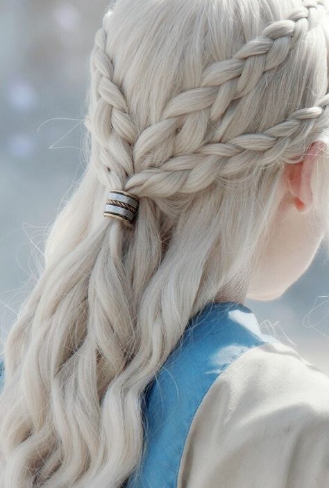 . Daenerys Hair, Targaryen Hair, Gra O Tron, Fantasy Hair, Hair Dos, Aphrodite, White Hair, Pretty Hairstyles, Hair Goals