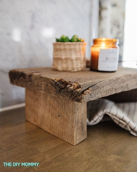 Diy Wood Stand, Old Fence Boards, Wooden Riser, Diy Mommy, Dining Ideas, Barn Wood Crafts, Wood Scraps, Wood Plant Stand, Wood Display