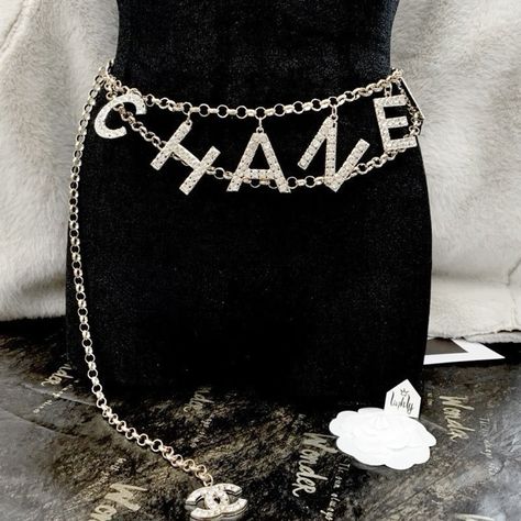 Chanel Core, Stylish Jewelry Accessories, Expensive Stuff, Chanel Lover, Dior Star, Chanel Brand, Closet Accessories, Chanel Logo, Dope Jewelry