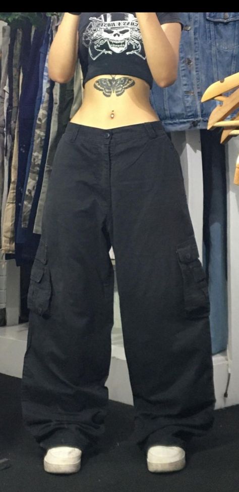 Big Pants And Crop Top, Crop Tops And Baggy Pants, Big Bottom Small Top Outfits, Big Trousers Small Top, Tom Kaulitz Clothes Style, Black Big Pants Outfits, Tom Kaulitz Baggy Jeans, Baggy Pants With Crop Top, Big Bottoms Small Top Outfit