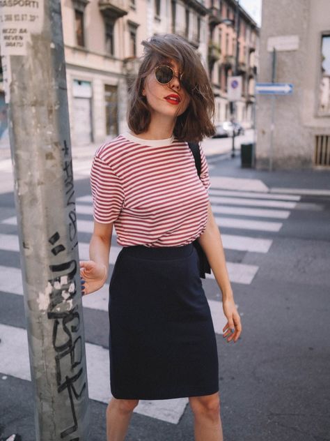 Red Striped Top Outfit, Red Striped Shirt Outfit, Striped Tshirt Outfits, Striped Top Outfit, Outfits With Striped Shirts, Red Stripes Top, Red Striped Shirt, Travel Fits, Outfit Verano