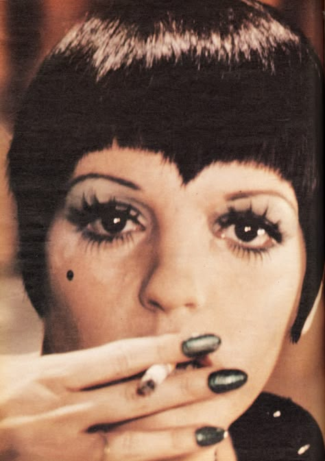 Life Lessons from Liza Minnelli Cabaret Makeup, Sally Bowles, 60s Makeup, Liza Minnelli, Makeup Board, Make Up Inspo, Twice Once, Foto Ideas Instagram, Tropical Fruit