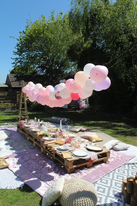 Pallet Picnic, Outdoor Birthday Decorations, Picnic Party Decorations, Dream Bright, Sweet 16 Party Decorations, Baby Birthday Party Theme, Luxury Picnic, Outdoor Luxury