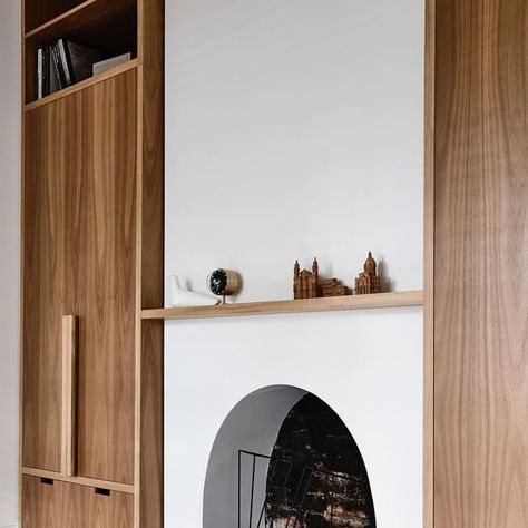 | Wellard Architects | Melbourne | Bangalow | on Instagram: "Interior details. #wellard_albertparkterrace . #architecture #design #interiordesign #cabinetry #timber #fireplace #terrace #albertpark #melbournearchitecture #australianarchitecture #wellardarchitects . Photo: @derek_swalwell Styling: @beksheppard Builder: @locbuild" Mantel Styling, Minimalism Living, Architecture Renovation, Albert Park, Australian Architecture, Victorian Terrace, 아파트 인테리어, The Fireplace, Fireplace Design