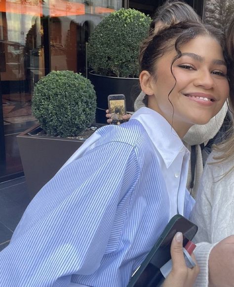 Zendaya With Fans, Zendaya Icons, Pictures Of Zendaya, Paris October, Zendaya Maree Stoermer Coleman, Taking A Picture, Marvel Photo, Free Girl, Zendaya Coleman