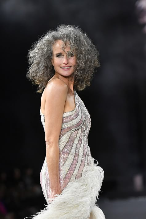 Andie Macdowell Hair, Andie Macdowell Style, Gray Curls, Gaffney South Carolina, Andie Mcdowell, Rainey Qualley, Justine Bateman, Aging Naturally, Paris Runway