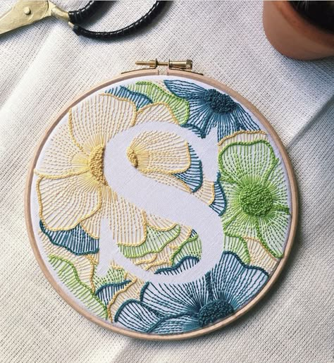 Letter Hand Embroidery, Hand Embroidery Monogram, Hand Embroidery Letters, Hand Embroidered Gifts, Modern Hand Embroidery Patterns, Monogram Ideas, Embroidery Letter, Hand Embroidery Patterns Flowers, Diy Embroidery Patterns