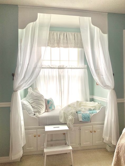 Nook Window Curtains, Bedroom Nook Decor, Bed Near Window Ideas, Bed Near Window, Alcove Beds, White Bed Canopy, Reading Nook Window, Alcove Seating, Alcove Bed