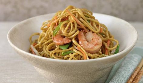 Prawn Chow Mein - The Happy Foodie Prawn Chow Mein, Gok Wan Recipes, Salmon Parcels, Gok Wan, Chow Mein Recipe, Canned Fish, Food Thai, Fresh Dishes, Prawn Recipes