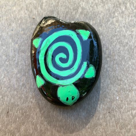 Painted Rocks Turtle Easy, Small Stone Painting Ideas, Turtle Rock Painting Ideas Easy, Rock Painting Ideas For Odd Shaped Rocks, Turtle Rocks Painted Stones, Cute Things To Paint On Rocks Easy, Things To Draw On A Rock, Drawing On Stones Ideas, Rock Painting Ideas Big Rocks