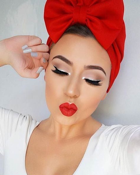 20 Christmas Makeup Looks Perfect For Any Holiday Party - Society19 Maquillage Pin Up, Pinup Makeup, Silver Makeup, Christmas Makeup Look, Holiday Makeup Looks, Glitter Liner, Red Lip Makeup, Winter Makeup, Holiday Makeup