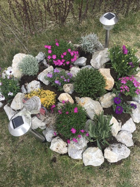 Recycled Garden Planters, Rockery Garden, Herb Garden Planter, Small Front Yard Landscaping, Rock Garden Design, Vertical Garden Diy, Recycled Garden, Garden Decor Projects, Rock Garden Landscaping