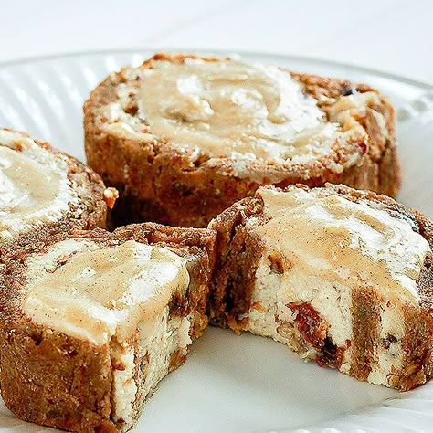 These amazing cinnamon buns are actually raw and vegan. Made with healthy ingredients, they are great for a change of pace for your plant-based eating! Raw Vegan Recipes Easy, Raw Vegan Breakfast, Raw Vegan Dessert, Raw Breakfast, Raw Dessert Recipes, Raw Vegan Diet, Raw Vegan Food, Raw Vegan Desserts, Raw Cake