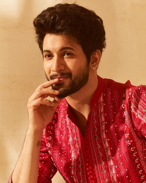 Wedding Kurta For Men, Wedding Dresses Men Indian, Groom Photoshoot, Sister Poses, Mens Photoshoot Poses, Couple Pics For Dp, Indian Men Fashion, Best Poses For Pictures, Best Poses For Men