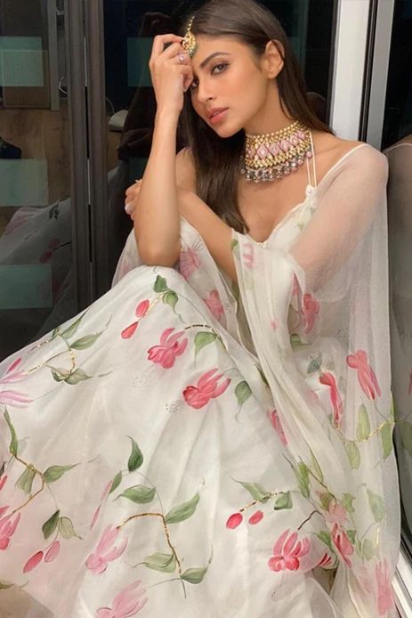 भारतीय दुल्हन संबंधी, डिजाइनर कपड़े, White Lehenga, Organza Lehenga, Floral Lehenga, Mouni Roy, Amala Paul, Bridal Lehenga Collection, Indian Bridal Fashion