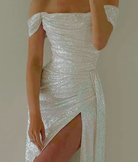 Shimmery Dresses, Shimmery Dress, Gaun Fashion, Classy Prom Dresses, Stunning Prom Dresses, Prom Dress Inspiration, Cute Prom Dresses, Pretty Prom Dresses, Prom Outfits