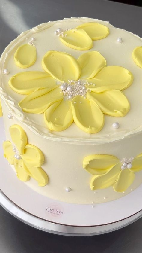 Easy Cake Decorations For Beginners, Simple Cake Decorating For Beginners, Yellow Cake Decoration, Easy Cake Decorating For Beginners, Beginner Cake Decorating Ideas, Yellow Cake Design, Beginners Cake Decorating, Easy Cake Designs For Beginners, Beginner Cake Decorating