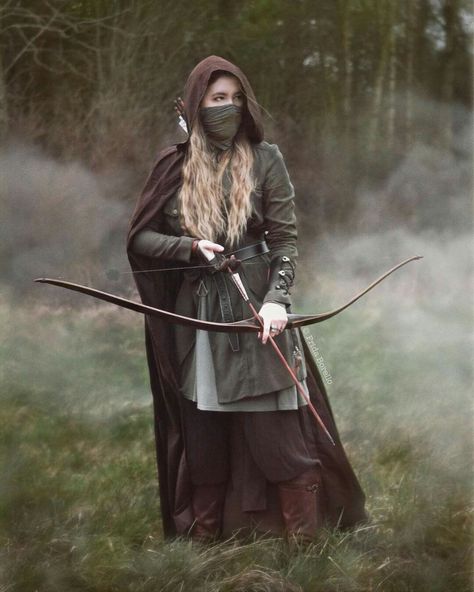 Hunter Fantasy Outfit, Medieval Warrior Woman Aesthetic, Princess Warrior Outfit, Archer Reference Pose, Archer Woman, Archer Cosplay, Archer Costume, Blue Cloak, Medieval Archer