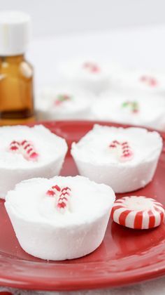 Make a batch of shower steamers, and turn your shower into an aromatherapy spa.  They are a fantastic alternative to those who only have time for a quick shower and is an awesome way to add some energizing aromatherapy to your mornings! Shower Steamer Gift Ideas, Homemade Shower Melts, Peppermint Shower Steamers Diy, Shower Boms Diy Recipes, How To Make Shower Steamers, Peppermint Steamer, Diy Shower Scrub, Christmas Shower Steamers, Shower Melts Diy