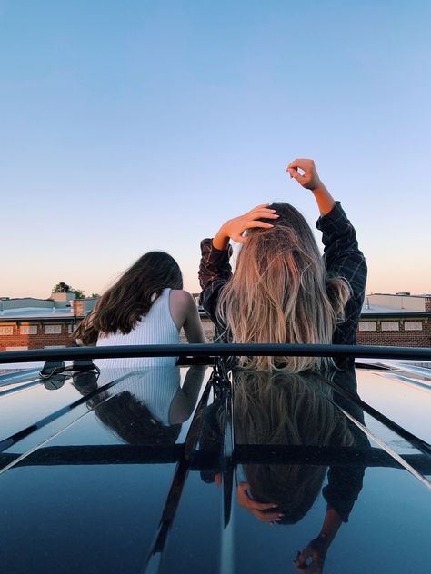 Sunroof Car Pictures, Car Sunroof Picture Ideas, Car Sunroof Photoshoot, Sunroof Photoshoot, Sunroof Picture Ideas, Car Glamping, Poses Car, Car Pose, Inspo Pictures