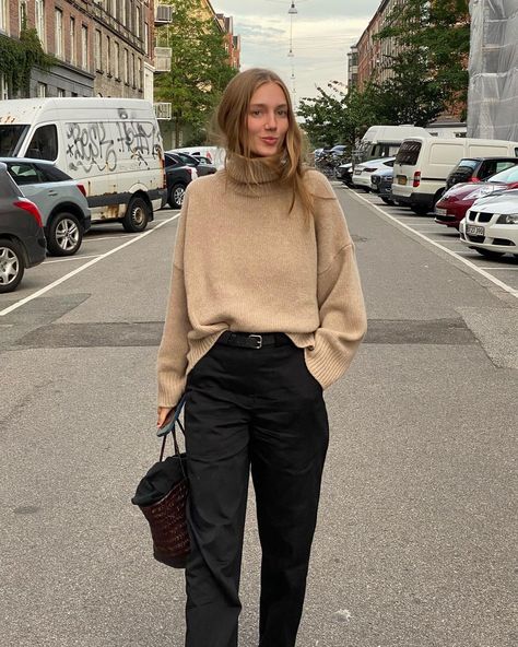 Amalie Moosgaard Nielsen (@amaliemoosgaard) • Instagram photos and videos Winter Office Outfits Women Business, Office Outfit Women Business, Casual Work Outfit Winter, Amalie Moosgaard, Winter Office Wear, Outfit Ideas 2023, Outfits New York, Work Outfit Ideas, Capsule Wardrobe Work