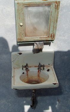 Miniature bloody sink!!!  So cool for a really haunted mini house! Miniature Horror, Abandoned Dollhouse, Spooky Dollhouse, Haunted Miniatures, Amazing Miniatures, Halloween Dollhouse, Dollhouse Halloween, Miniature Halloween, Dollhouse Bathroom