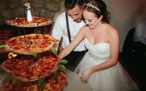 Pizza Wedding Cake, Wedding Cakes Alternatives, Unconventional Wedding Cake, Wedding Photo Fails, Pizza Wedding, Alternative Wedding Cakes, Unusual Wedding Cakes, Funny Pizza, Wedding Cake Alternatives