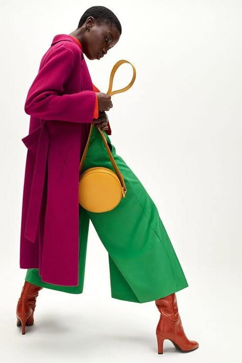 Colour block like a pro on the school run Colour Blocking Fashion, Shopping Queen, Mode Editorials, Color Blocking Outfits, Diy Vetement, Going Gray, Colour Blocking, Pink Coat, Green Pants